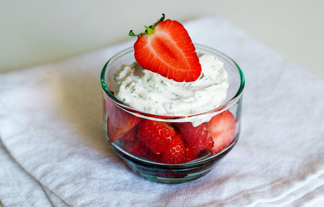 Balsamico-Erdbeeren mit Basilikum-Sahne – katzundtonic.de