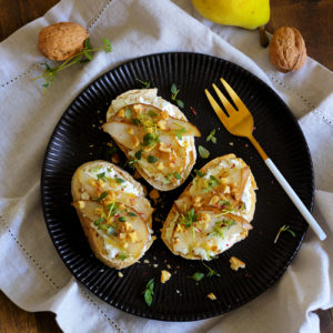 Birnen mit Honig und Ziegenkäse
