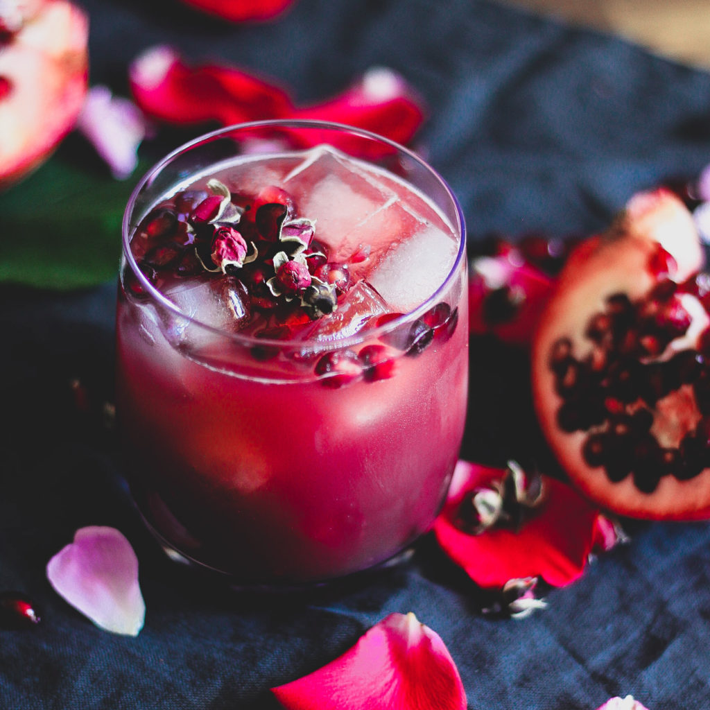 Rosie Pomeroy mit Granatapfelsaft und Rosenwasser